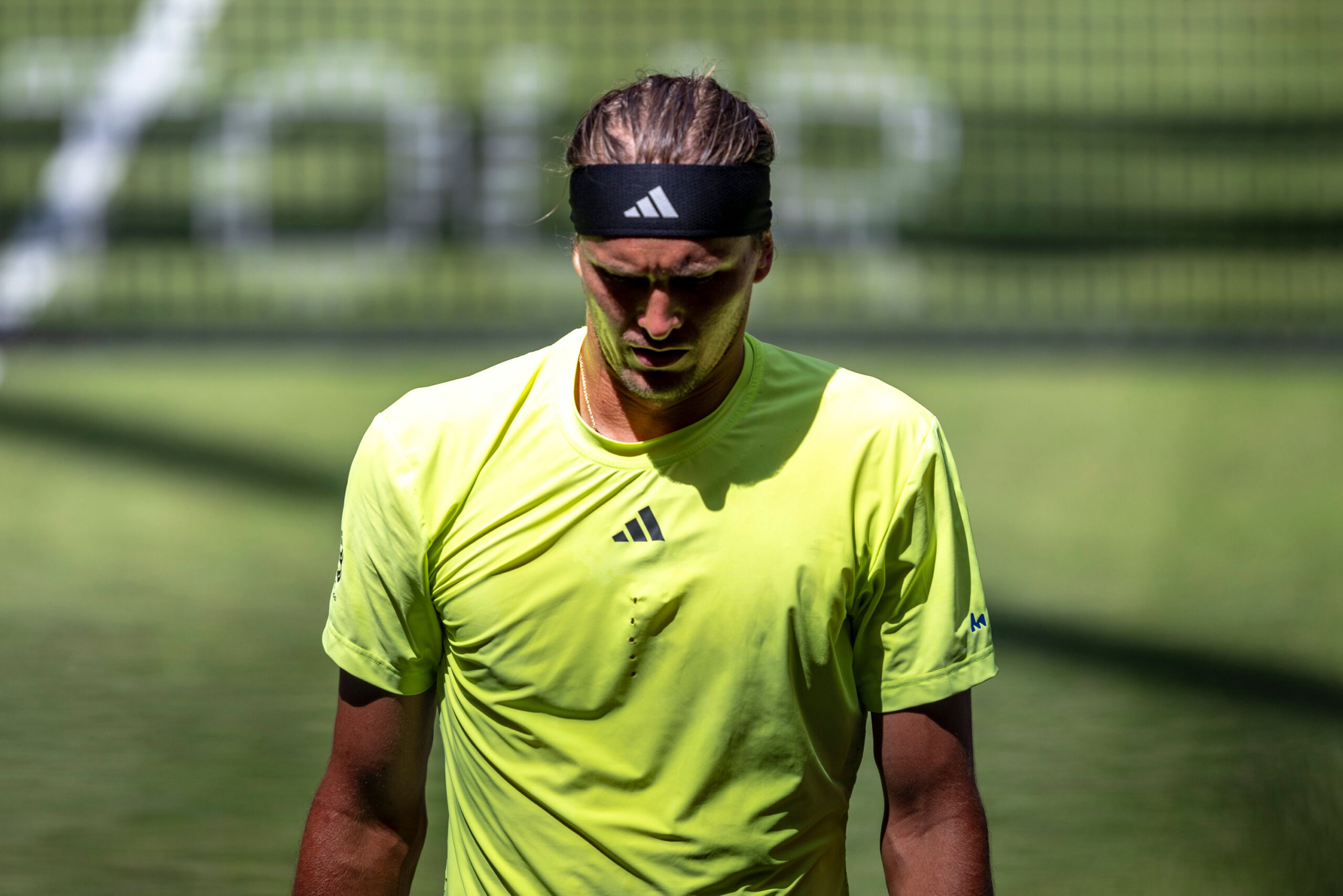 Alexander Zverev schaut nach unten gen Rasen.