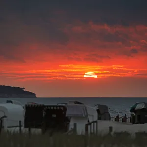Strandkörbe an einem Ostseestrand in Mecklenburg-Vorpommern. (Symbolbild)