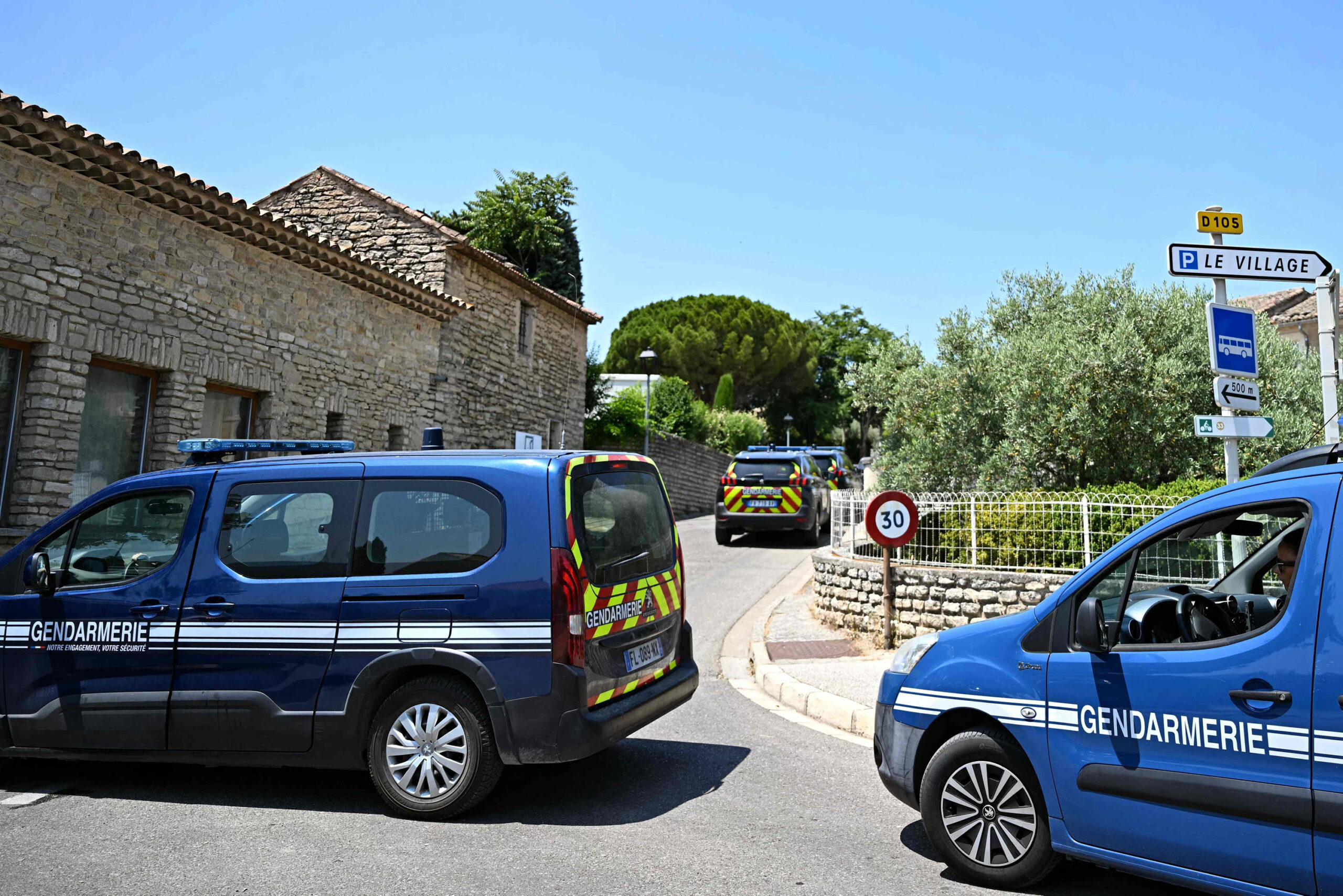 Polizisten in Frankreich sichern Tatort