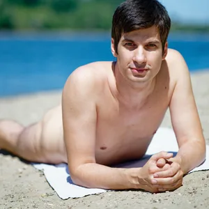 Mannheims Stadtrat Julien Ferrat liegt nackt am Strand.