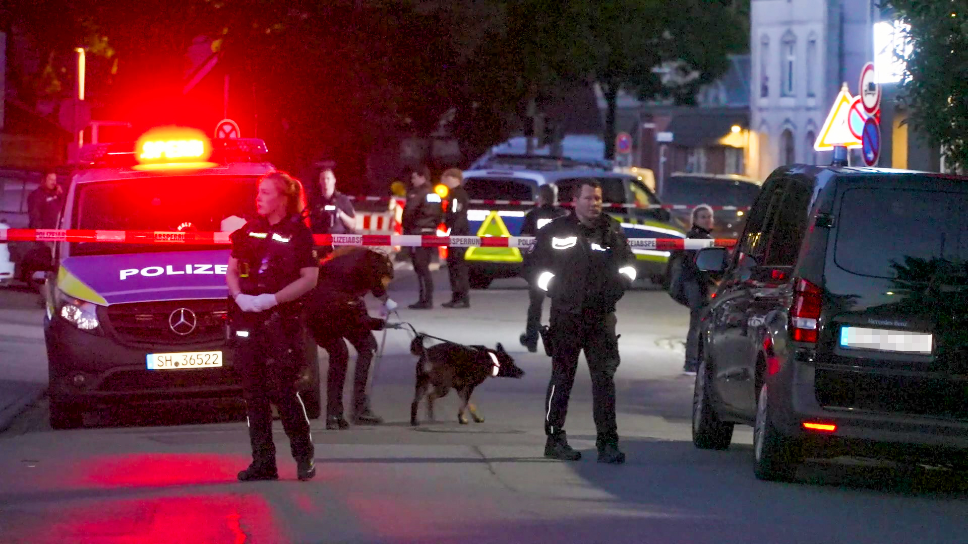 Die Beamten waren bei der Razzia in Heide mit Spürhunden im Einsatz.