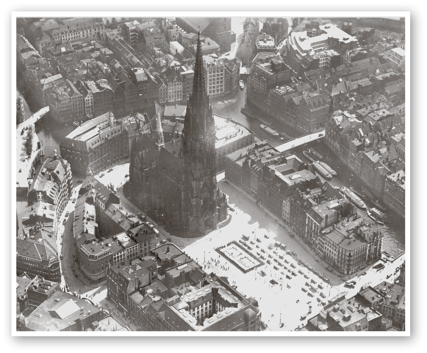 Luftbild aus den 30er Jahren: die Nikolaikirche und der Hopfenmarkt