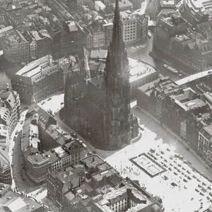 Luftbild aus den 30er Jahren: die Nikolaikirche und der Hopfenmarkt