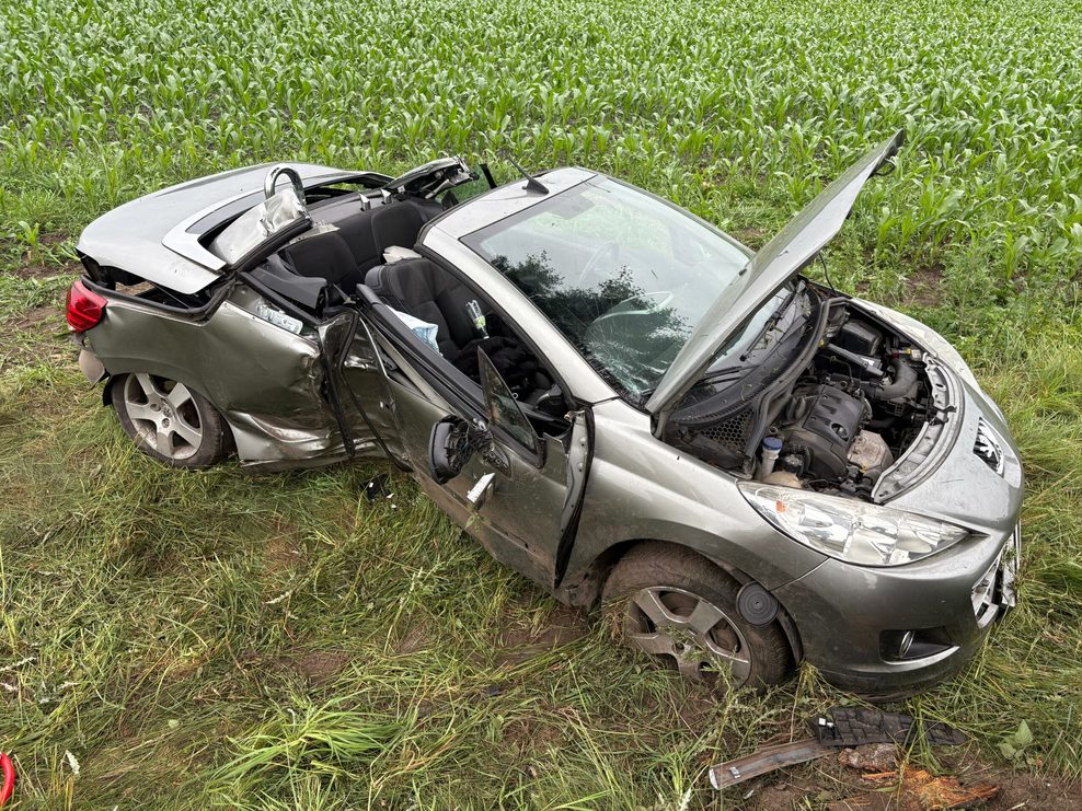 Das Wrack nach der Rettung der schwer verletzten Fahrerin.
