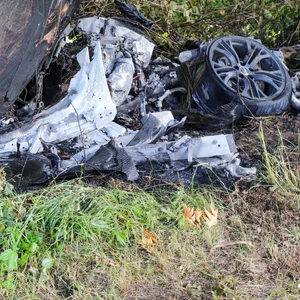 Der Audi R8 brannte am Rande der Bundesstraße 76 bei Altenhof vollständig aus.