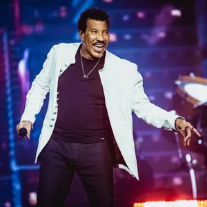 Offensichtlich gut gelaunt: Lionel Richie bei seinem Konzert in Hamburg.