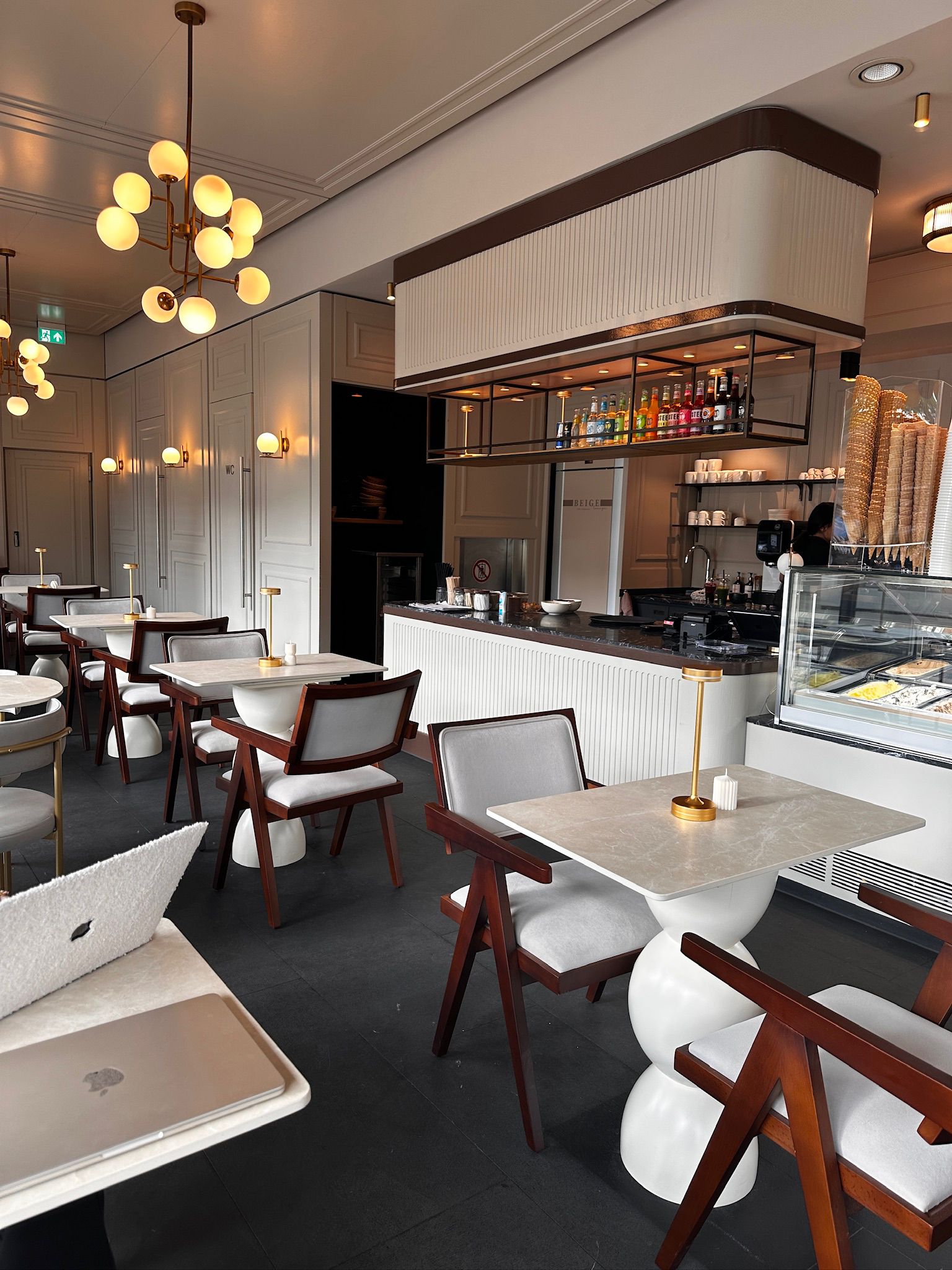 Das neue Café „Beige Lounge“ ist mit beigefarbenen Möbeln ausgestattet.