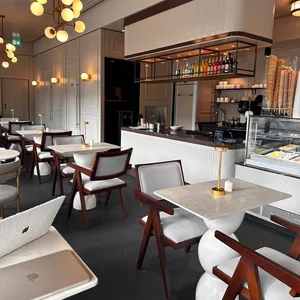 Das neue Café „Beige Lounge“ ist mit beigefarbenen Möbeln ausgestattet.