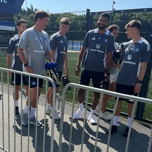 Die Trainer des HSV kommen auf den Platz.