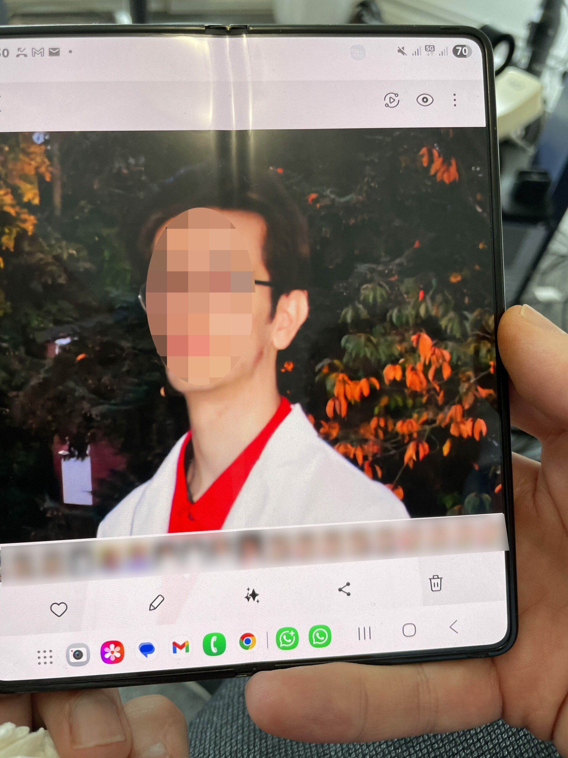 Sein Vater zeigt ein Bild von Shahriar J. – dem 20-Jährigen, der aus seinem Jugendzimmer heraus einen Mord begangen und Jugendliche psychisch gequält haben soll.