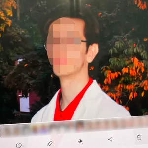 Sein Vater zeigt ein Bild von Shahriar J. – dem 20-Jährigen, der aus seinem Jugendzimmer heraus einen Mord begangen und Jugendliche psychisch gequält haben soll.