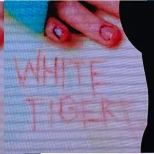 Der blutige Schriftzug „White Tiger“
