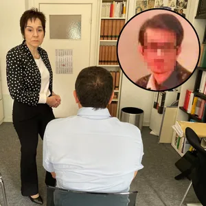 Rechtsanwältin Dr. Christiane Yüksel vertritt den Beschuldigten. Im Vordergrund der Vater (52), der nicht erkannt werden möchte. Das Foto des Sohnes hat die MOPO zur Verfügung gestellt bekommen.