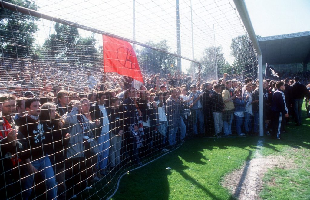 Minuten des Bangens: Zurück an den Seitenlinien warten St. Paulis Fans darauf, wie es weitergeht.