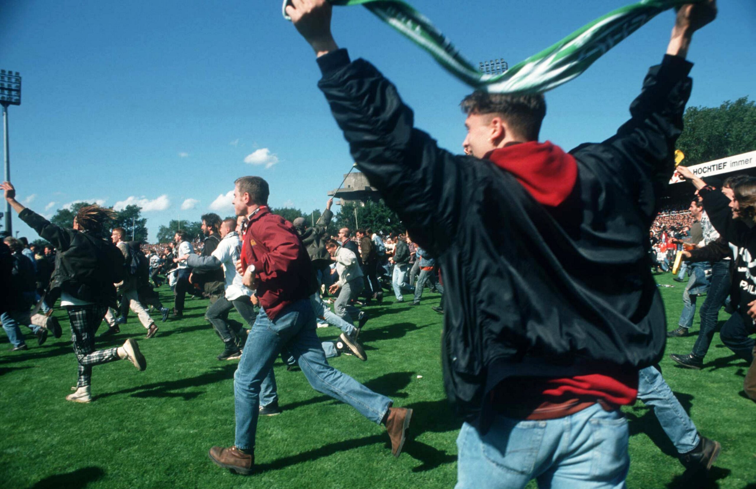 Kein Halten mehr: St. Pauli-Fans stürmen in der 89. Minute den Platz.