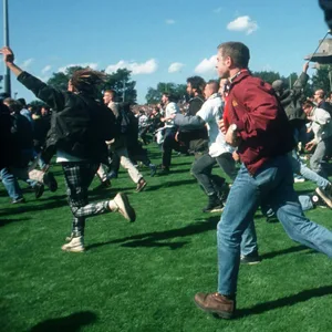 Kein Halten mehr: St. Pauli-Fans stürmen in der 89. Minute den Platz.
