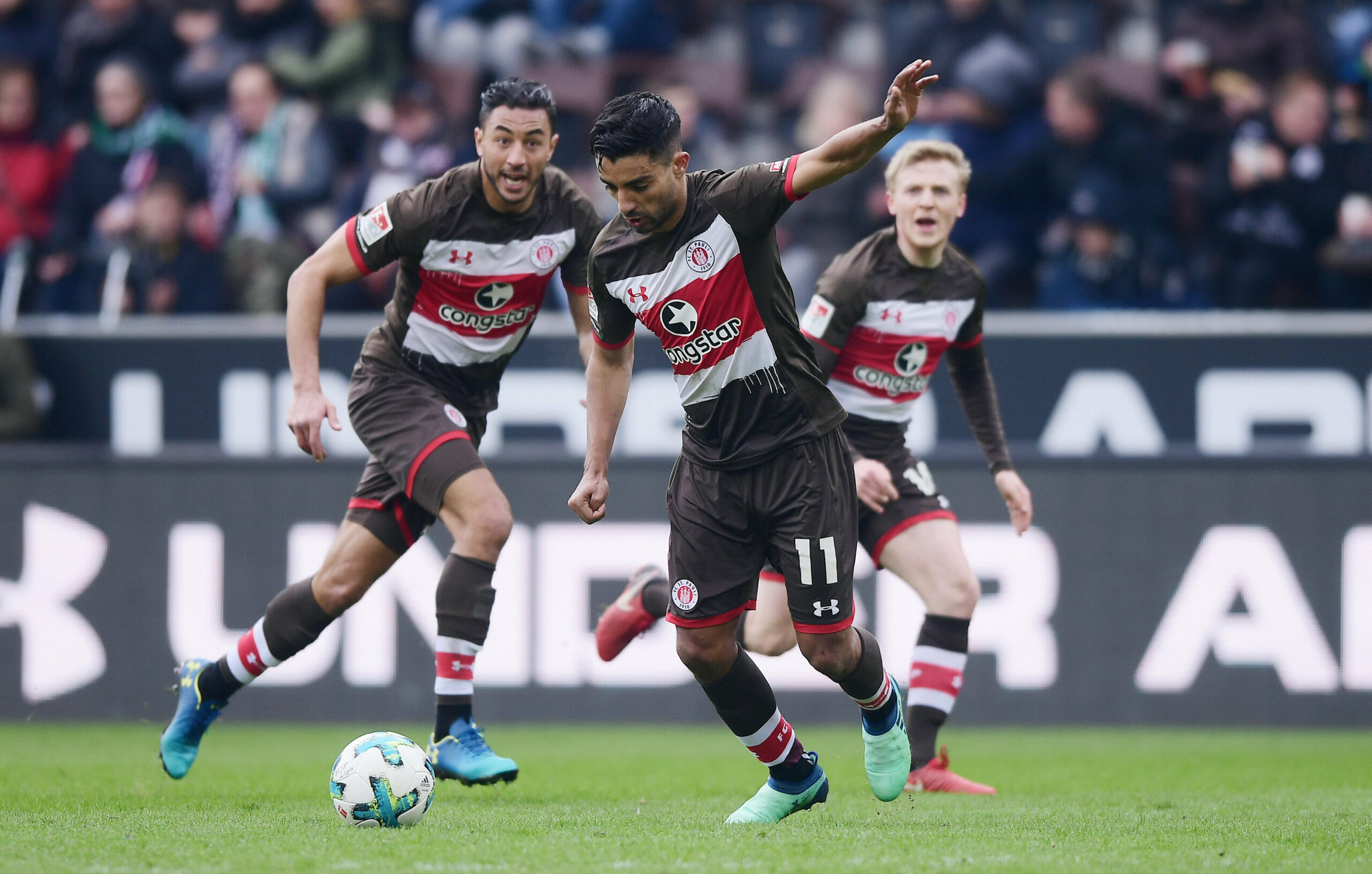Aziz Bouhaddouz und Sami Allagui in einem St. Pauli-Spiel