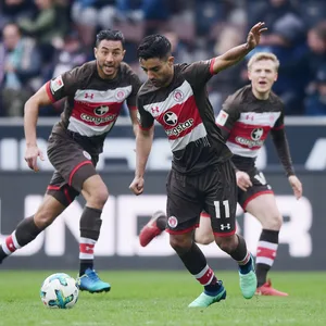Aziz Bouhaddouz und Sami Allagui in einem St. Pauli-Spiel