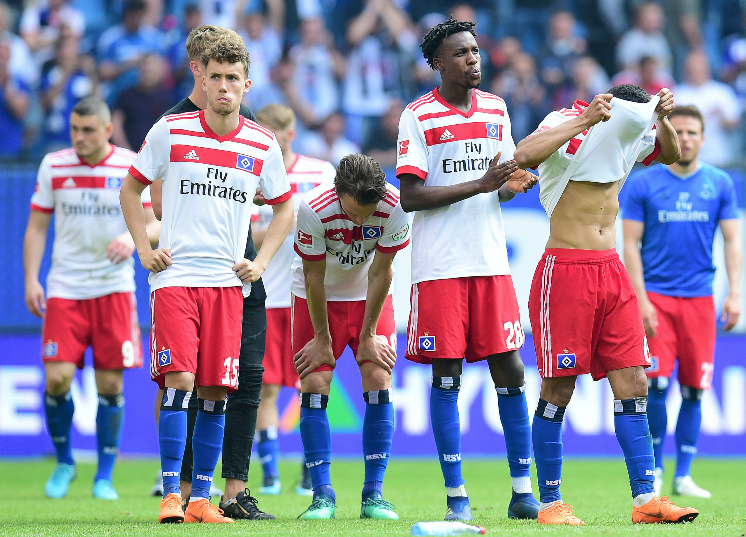 Luca Waldschmidt, Albin Ekdal, Gideon Jung und Douglas Santos nach dem Abstieg