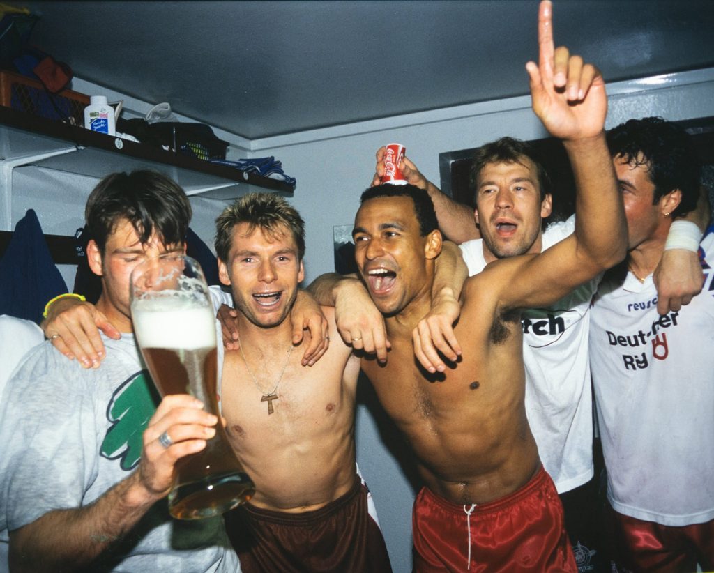 Stephan Hanke, Bernd Hollerbach, Leonardo Manzi, Klaus Thomforde und Kay Stisi feiern den Aufstieg.