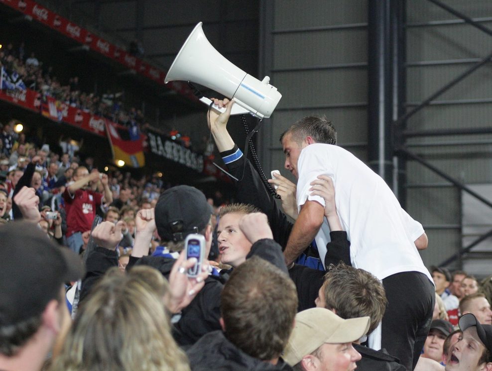Rafael van der Vaart feiert 2005 mit den HSV-Fans das Weiterkommen in Kopenhagen