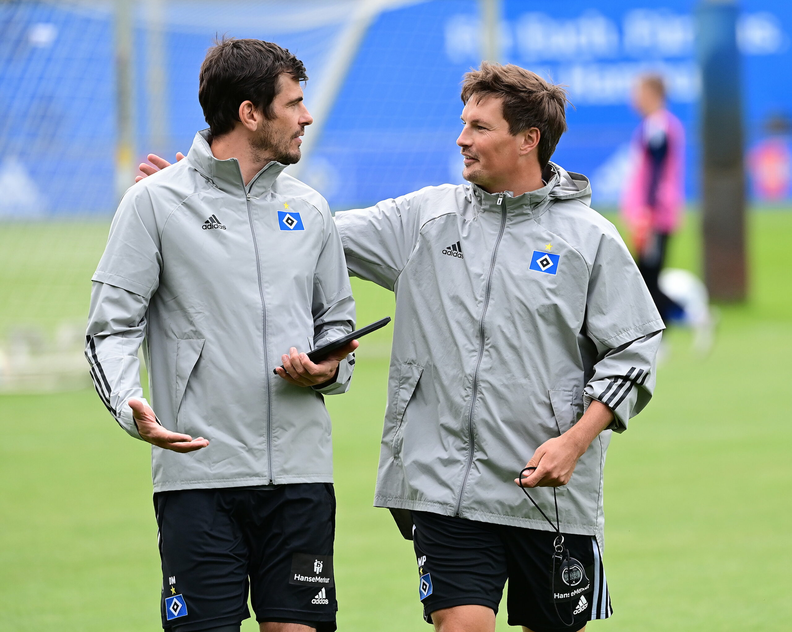 Merlin Polzin und Daniel Müssig umarmen sich auf dem Trainingsplatz
