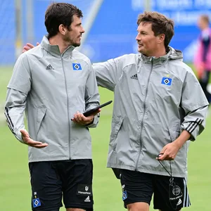 Merlin Polzin und Daniel Müssig umarmen sich auf dem Trainingsplatz