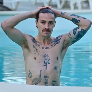 Jackson Irvine mit echten Armen und echten Tattoos