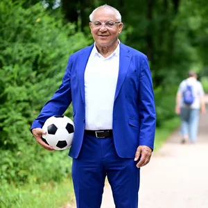 HSV-Legende Felix Magath an der Außenalster