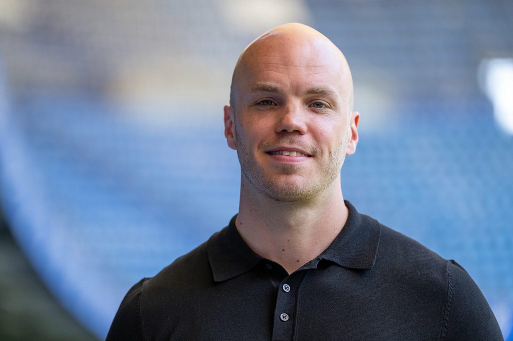 Henrik Köncke guckt lächelnd in die Kamera