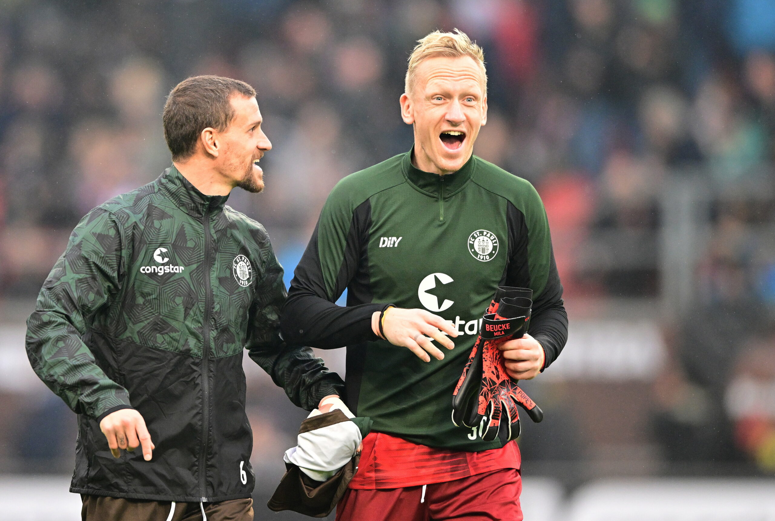 Simon Zoller und Sascha Burchert lachen.