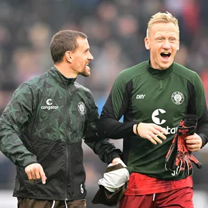 Simon Zoller und Sascha Burchert lachen.