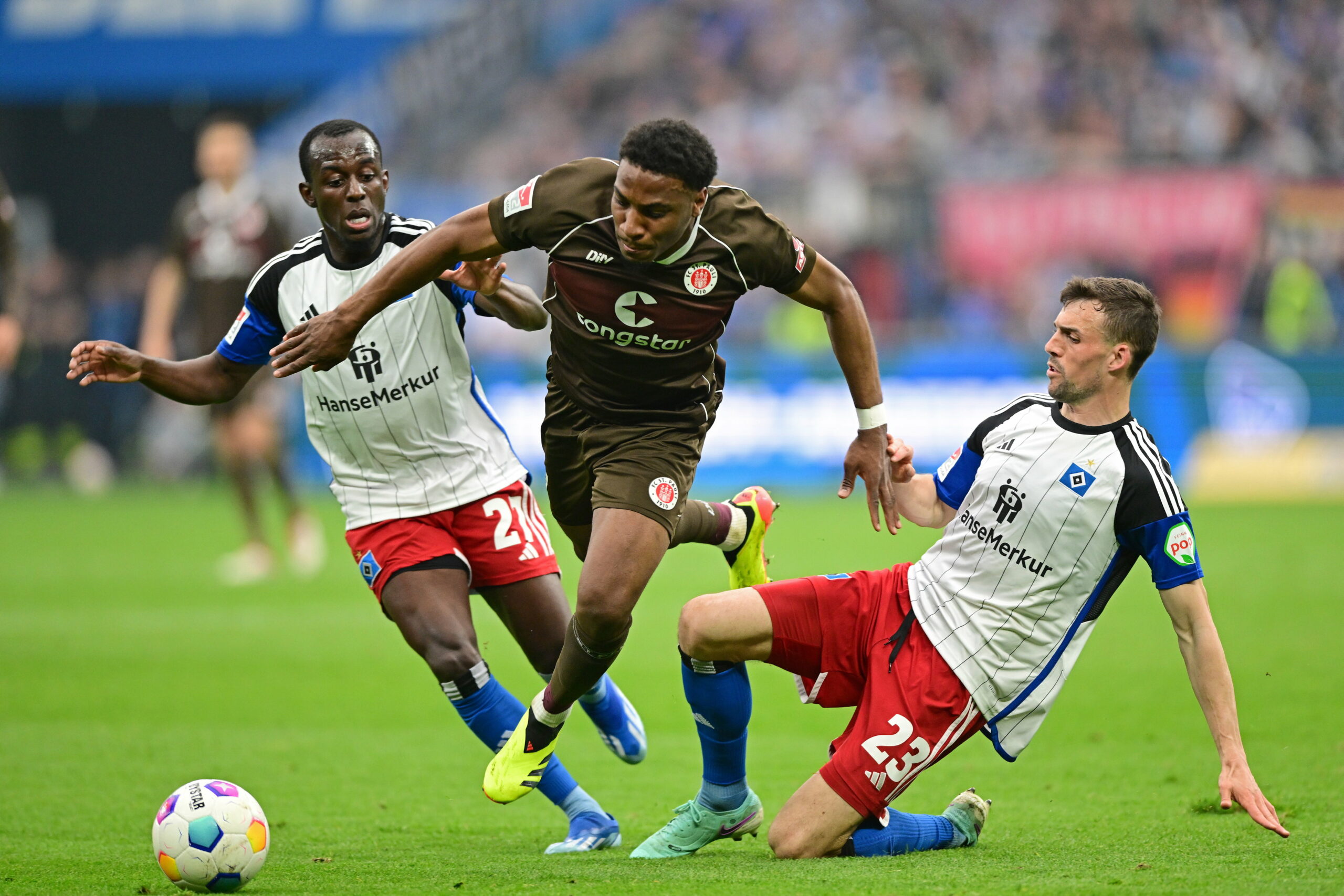 Jean-Luc Dompé, Dapo Afolayan und Jonas Meffert im Zweikampf
