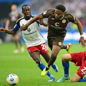 Jean-Luc Dompé, Dapo Afolayan und Jonas Meffert im Zweikampf