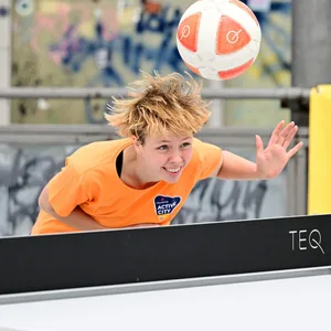 Daytona Hansen beim Teqball-Spielen beim Hamburg Active City Day