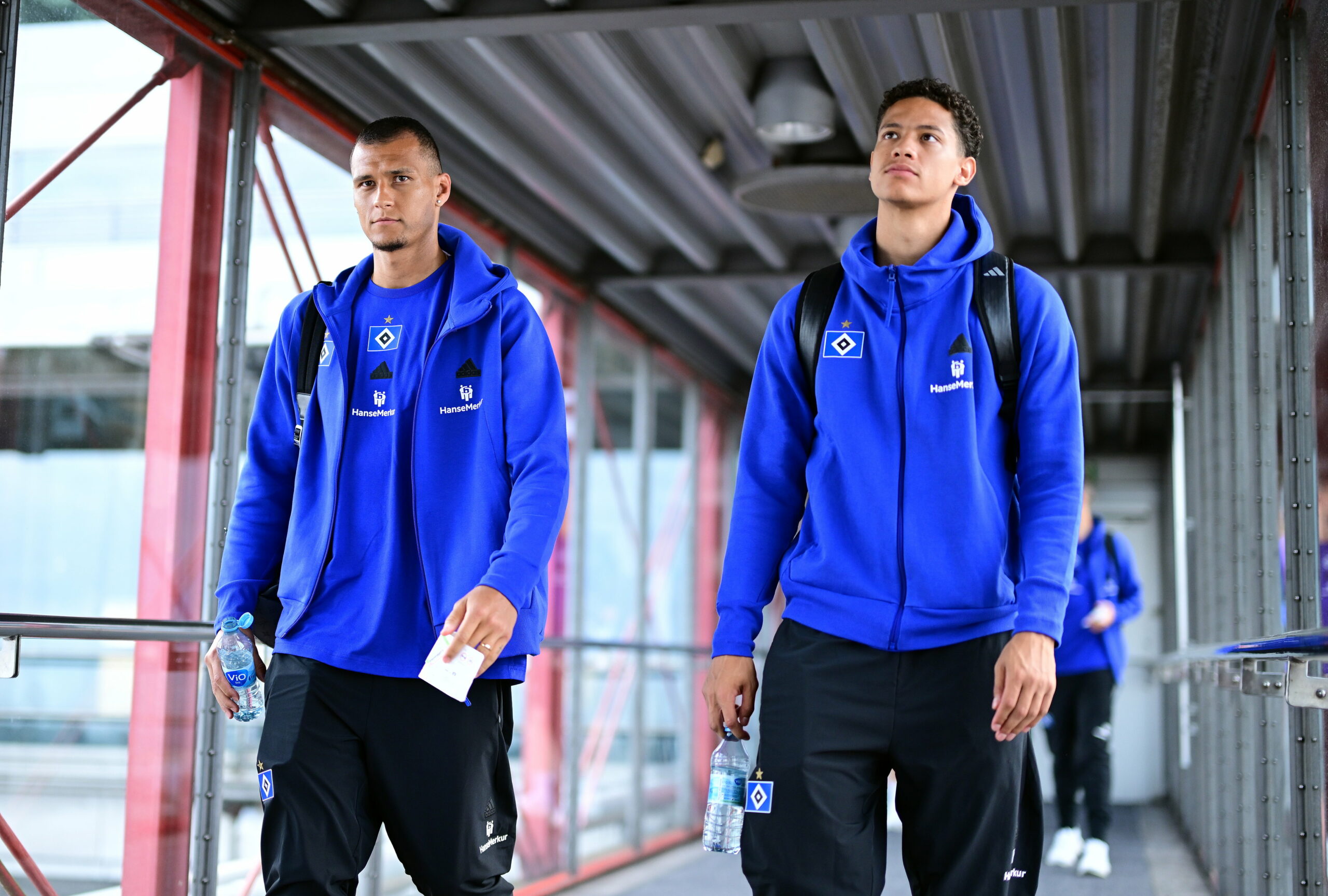 Davie Selke und András Németh am Flughafen