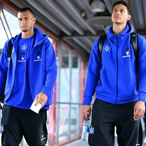 Davie Selke und András Németh am Flughafen