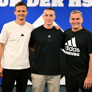 Claus Costa und Stefan Kuntz Arm in Arm mit Silvan Hefti