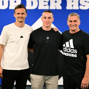Claus Costa und Stefan Kuntz Arm in Arm mit Silvan Hefti