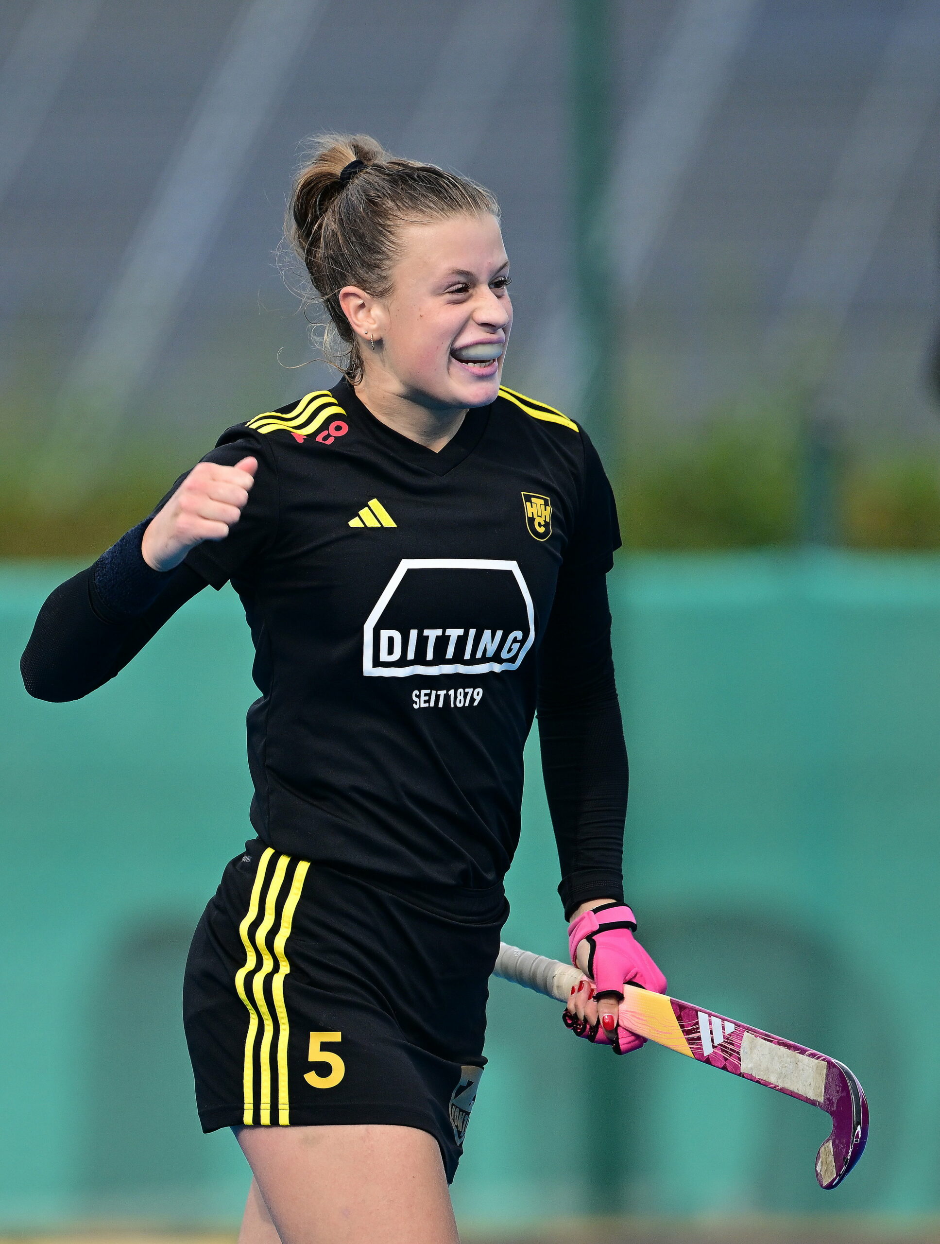 Emilia Landshut jubelt bei einem Hockey-Spiel