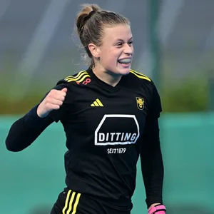 Emilia Landshut jubelt bei einem Hockey-Spiel