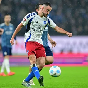 Lucas Perrin passt den Ball.