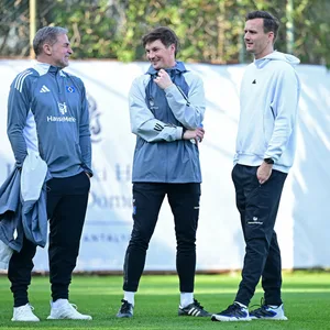 Stefan Kuntz, Merlin Polzin und Claus Costa beim HSV-Training