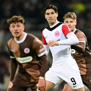 Igor Matanovic im Spiel von Eintracht Frankfurt gegen St. Pauli am Millerntor