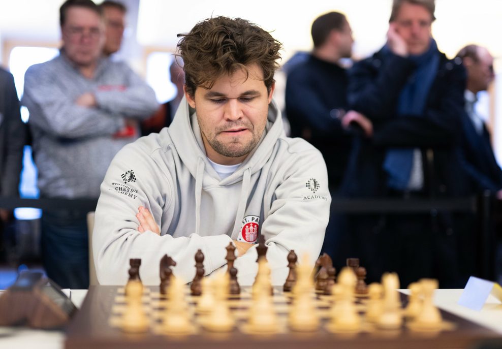 Magnus Carlsen kurz vor seinem ersten Zug für den FC St. Pauli.
