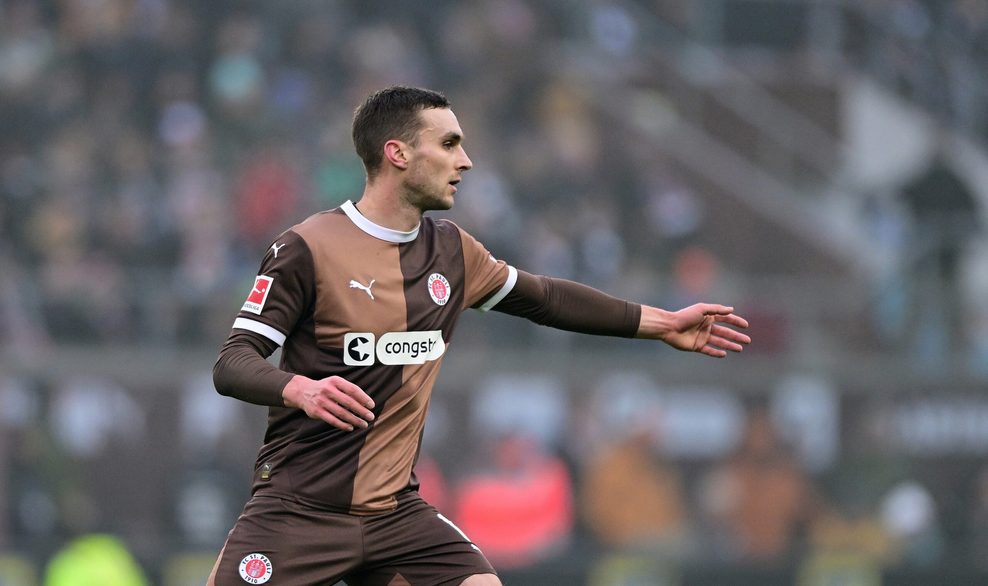 James Sands fordert einen Ball