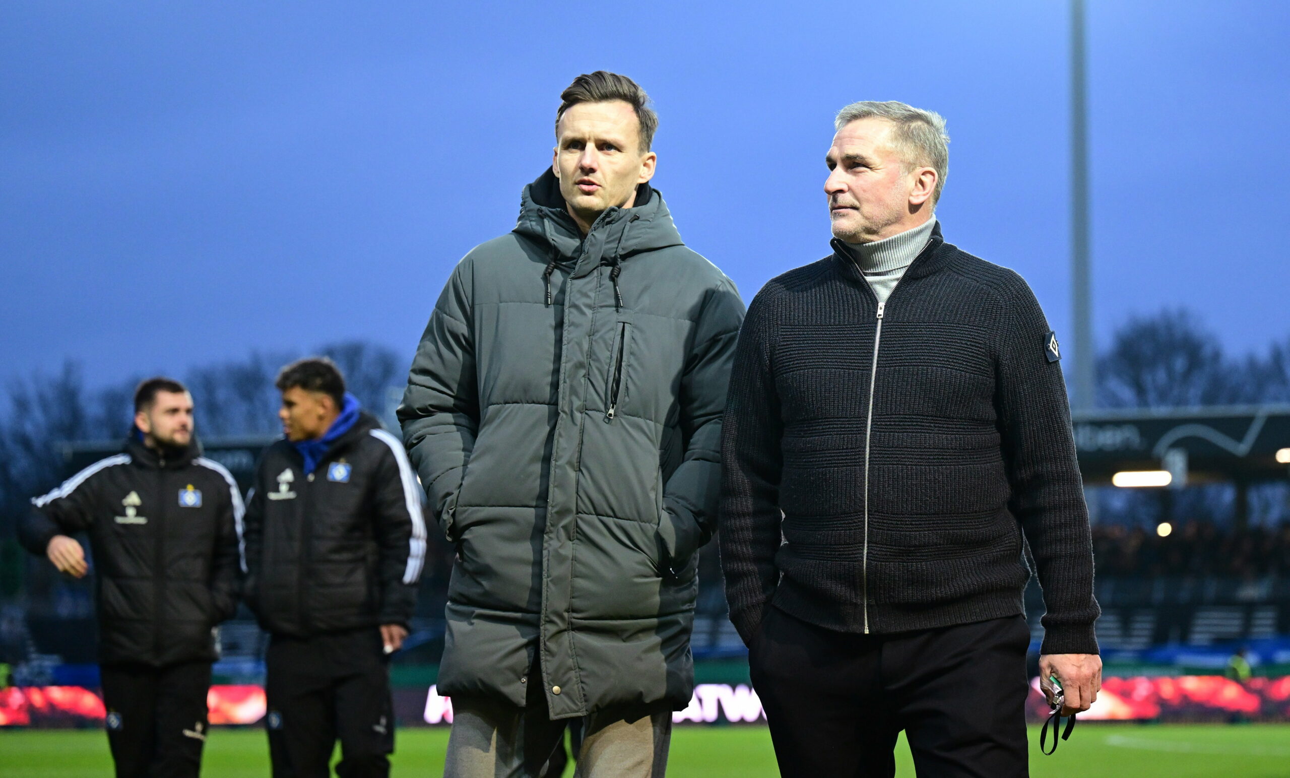Claus Costa und Stefan Kuntz auf dem Spielfeld im Gespräch