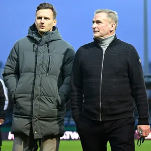 Claus Costa und Stefan Kuntz auf dem Spielfeld im Gespräch