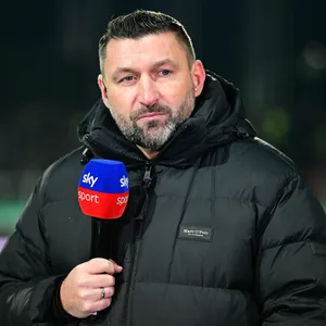 Torsten Mattuschka guckt kritisch am Seitenrand.