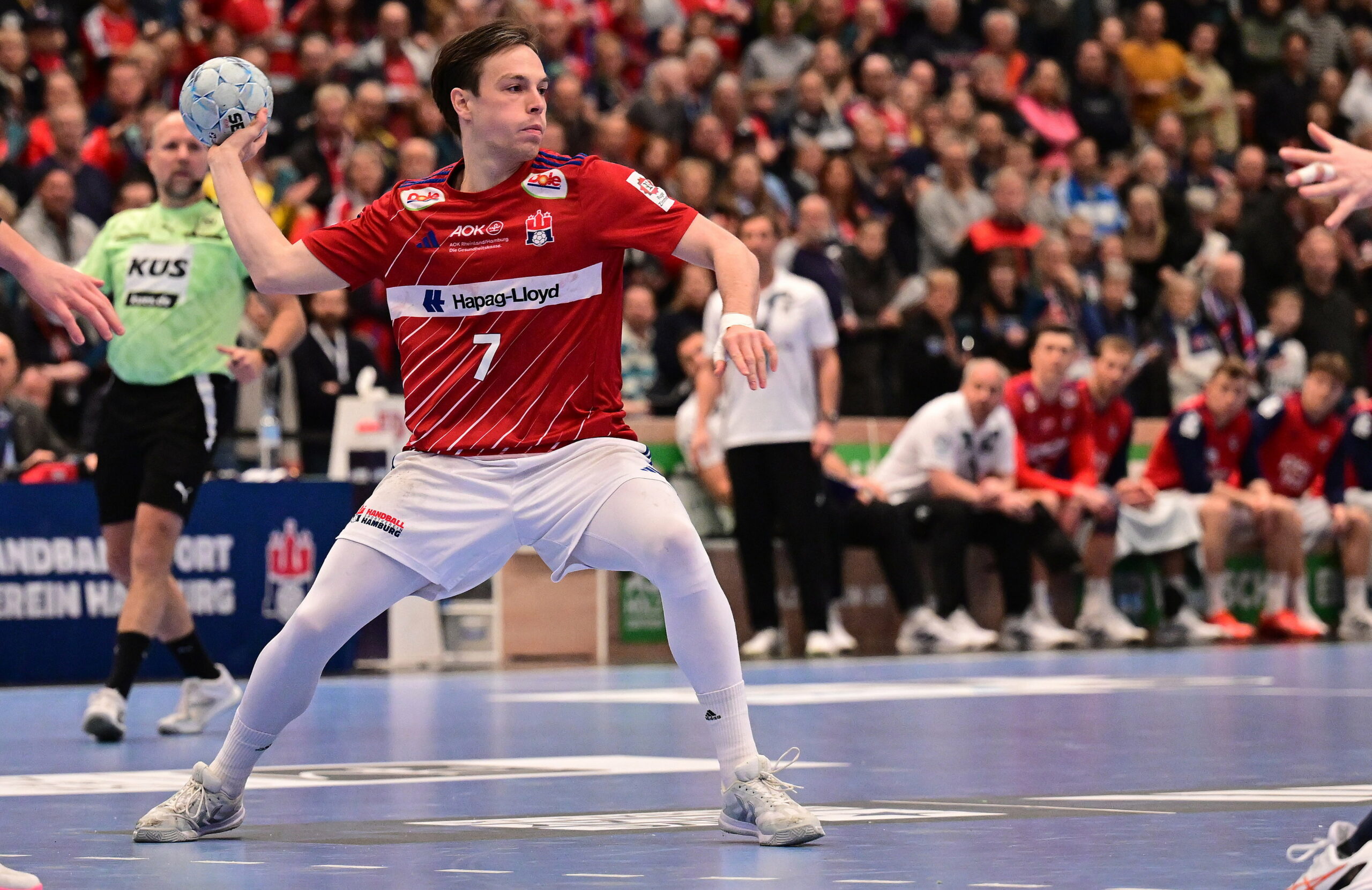 Leif Tissier wirft einen Ball
